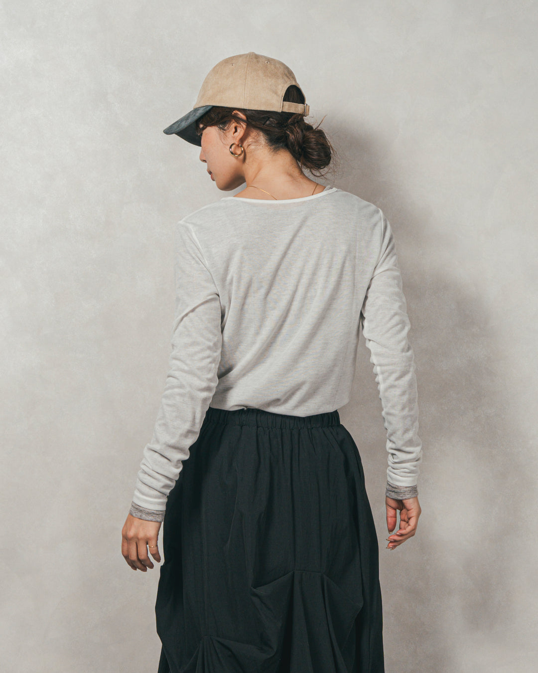 スウェードロゴ刺繍キャップ（IVORY × BLUEGRAY）