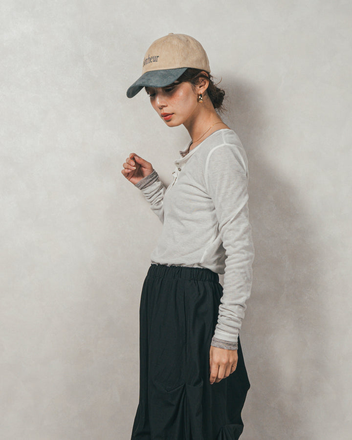 スウェードロゴ刺繍キャップ（IVORY × BLUEGRAY）