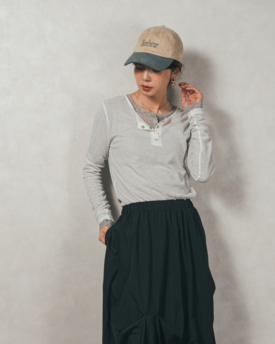 スウェードロゴ刺繍キャップ（IVORY × BLUEGRAY）