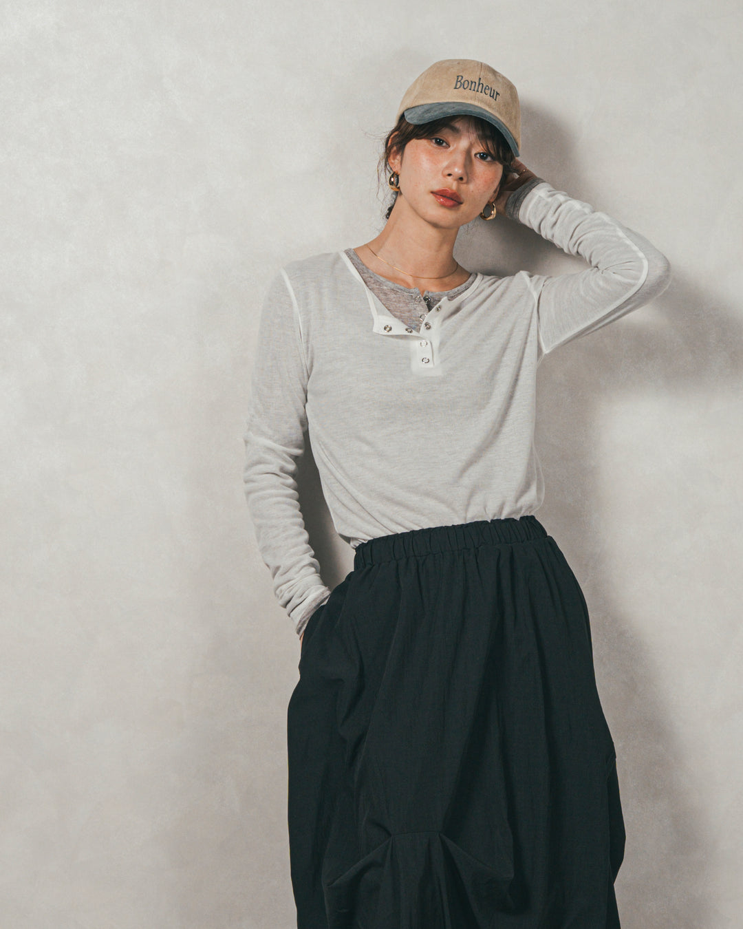 スウェードロゴ刺繍キャップ（IVORY × BLUEGRAY）