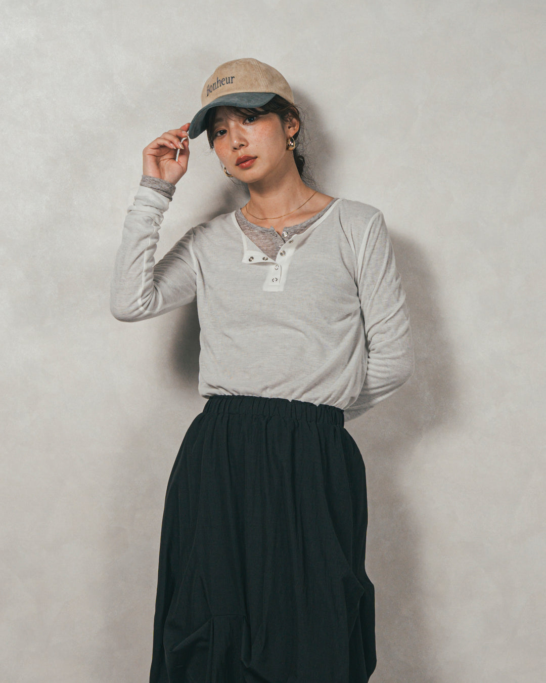 スウェードロゴ刺繍キャップ（IVORY × BLUEGRAY）