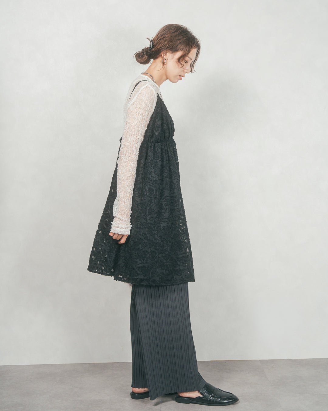 プリーツNarrowストレートパンツ (CHARCOAL)