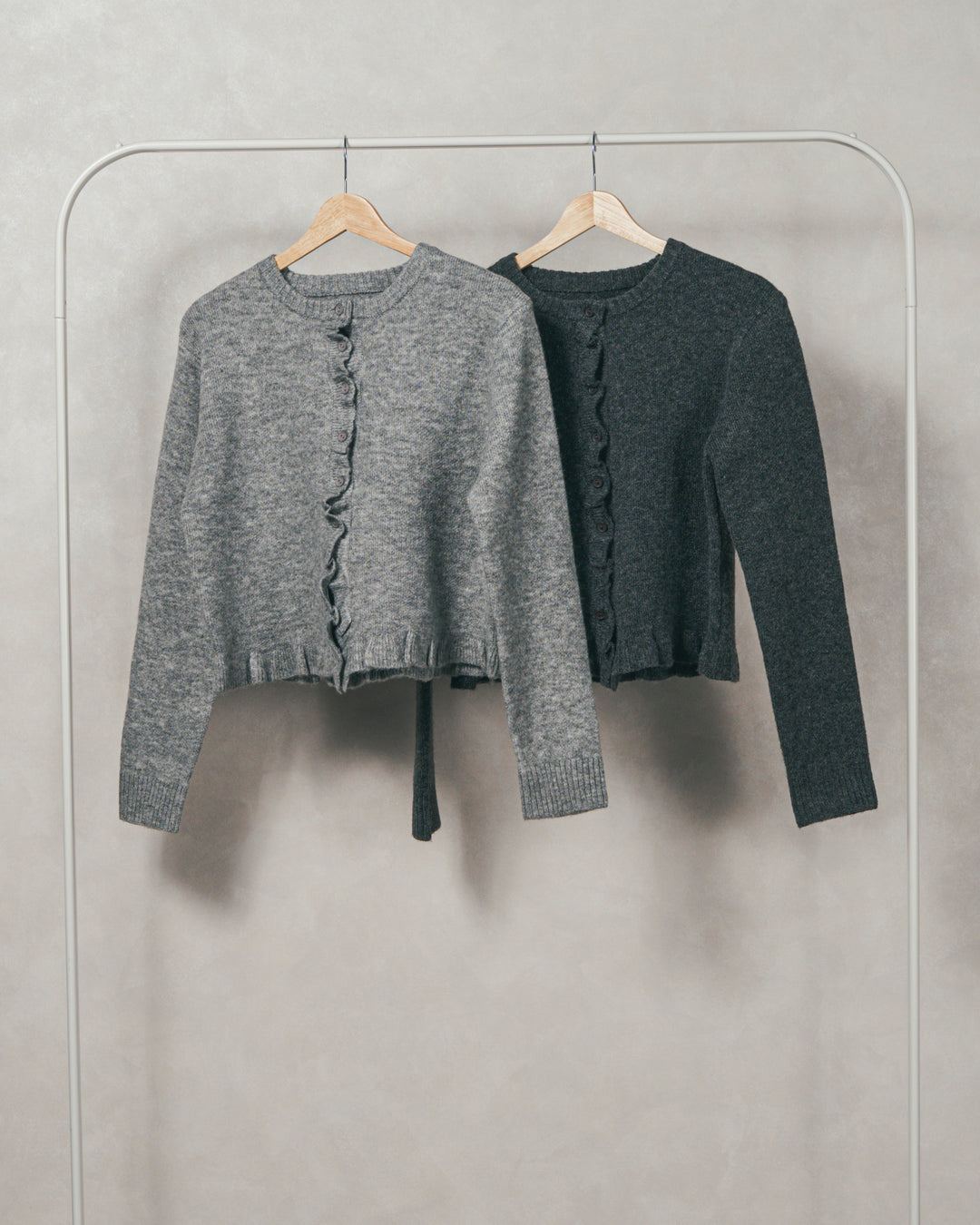 ［SET］フロントフリルメランジニットカーデ+ヴィンテージブロードランダムタックスカート（2SET）