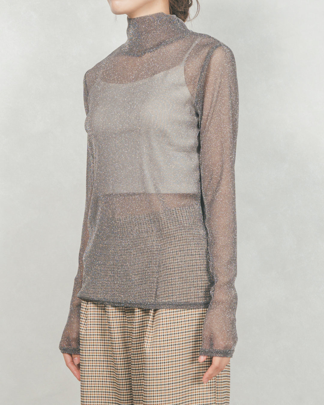 ［SET］フロントシリコンLogoスウェット+ラメSheerハイネックトップス+ワイドTuckイージーデニム