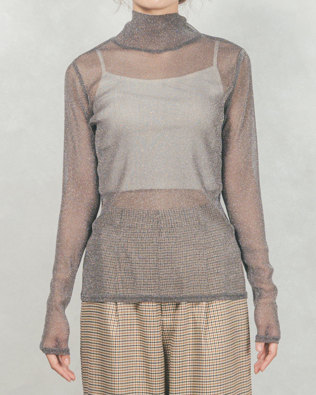 ［SET］フロントシリコンLogoスウェット+ラメSheerハイネックトップス+ワイドTuckイージーデニム