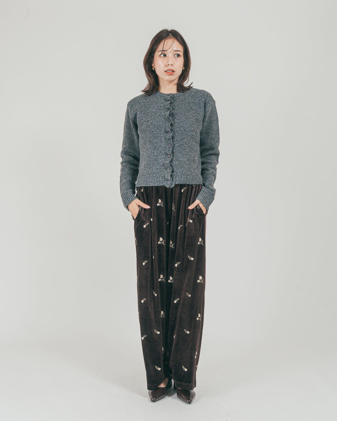 ［SET］フロントフリルメランジニットカーデ + Flower刺繍 ベロアパンツ（2SET）
