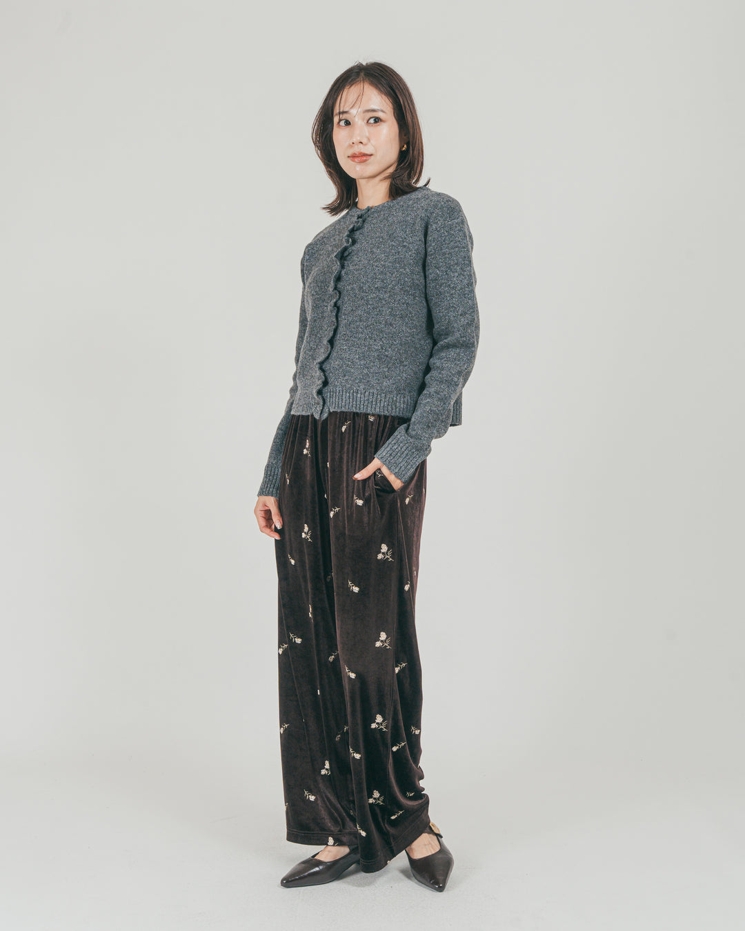 ［SET］フロントフリルメランジニットカーデ + Flower刺繍 ベロアパンツ（2SET）