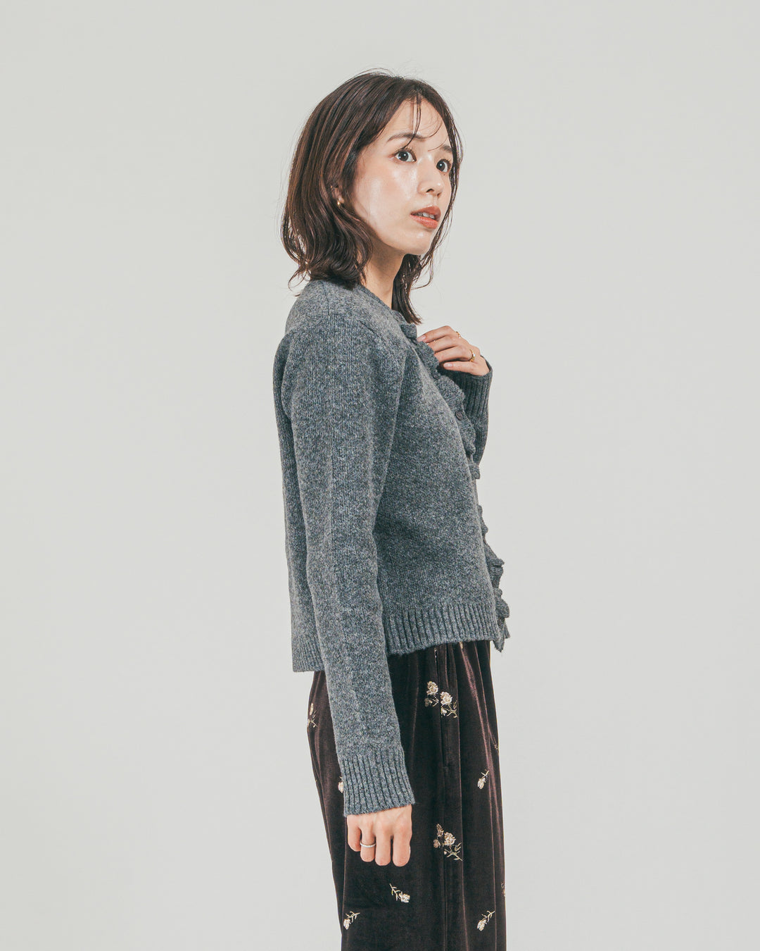 ［SET］フロントフリルメランジニットカーデ + Flower刺繍 ベロアパンツ（2SET）