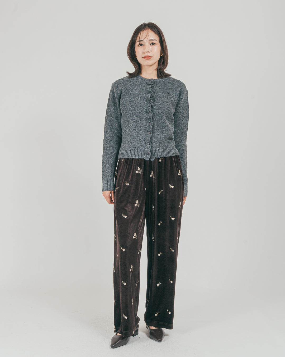 ［SET］フロントフリルメランジニットカーデ + Flower刺繍 ベロアパンツ（2SET）