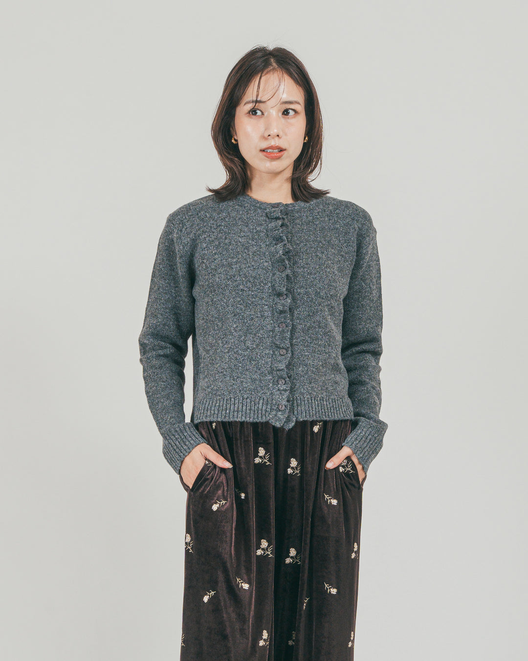 ［SET］フロントフリルメランジニットカーデ + Flower刺繍 ベロアパンツ（2SET）