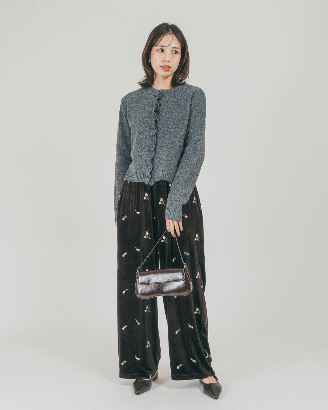 ［SET］フロントフリルメランジニットカーデ + Flower刺繍 ベロアパンツ（2SET）