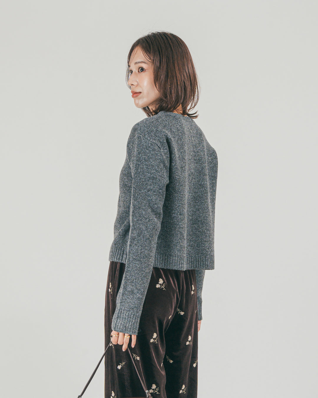 ［SET］フロントフリルメランジニットカーデ + Flower刺繍 ベロアパンツ（2SET）