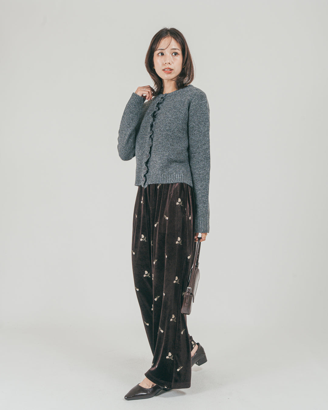 ［SET］フロントフリルメランジニットカーデ + Flower刺繍 ベロアパンツ（2SET）