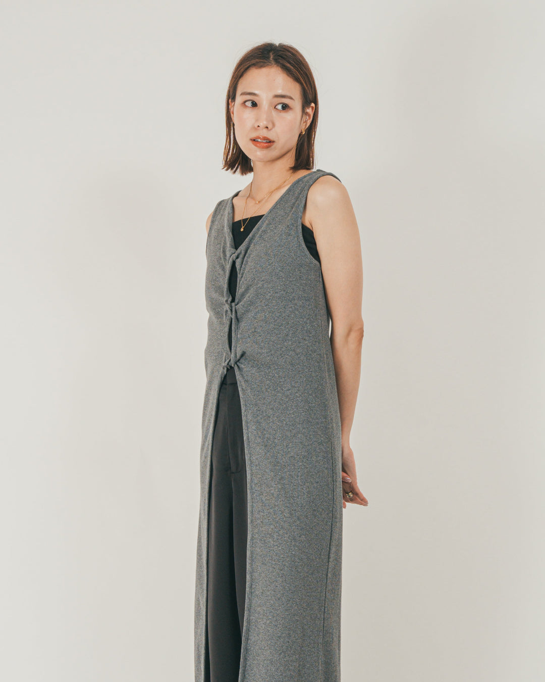 ［SET］フロントデザインジレワンピ + サテン裾レース Relaxパンツ（2SET）
