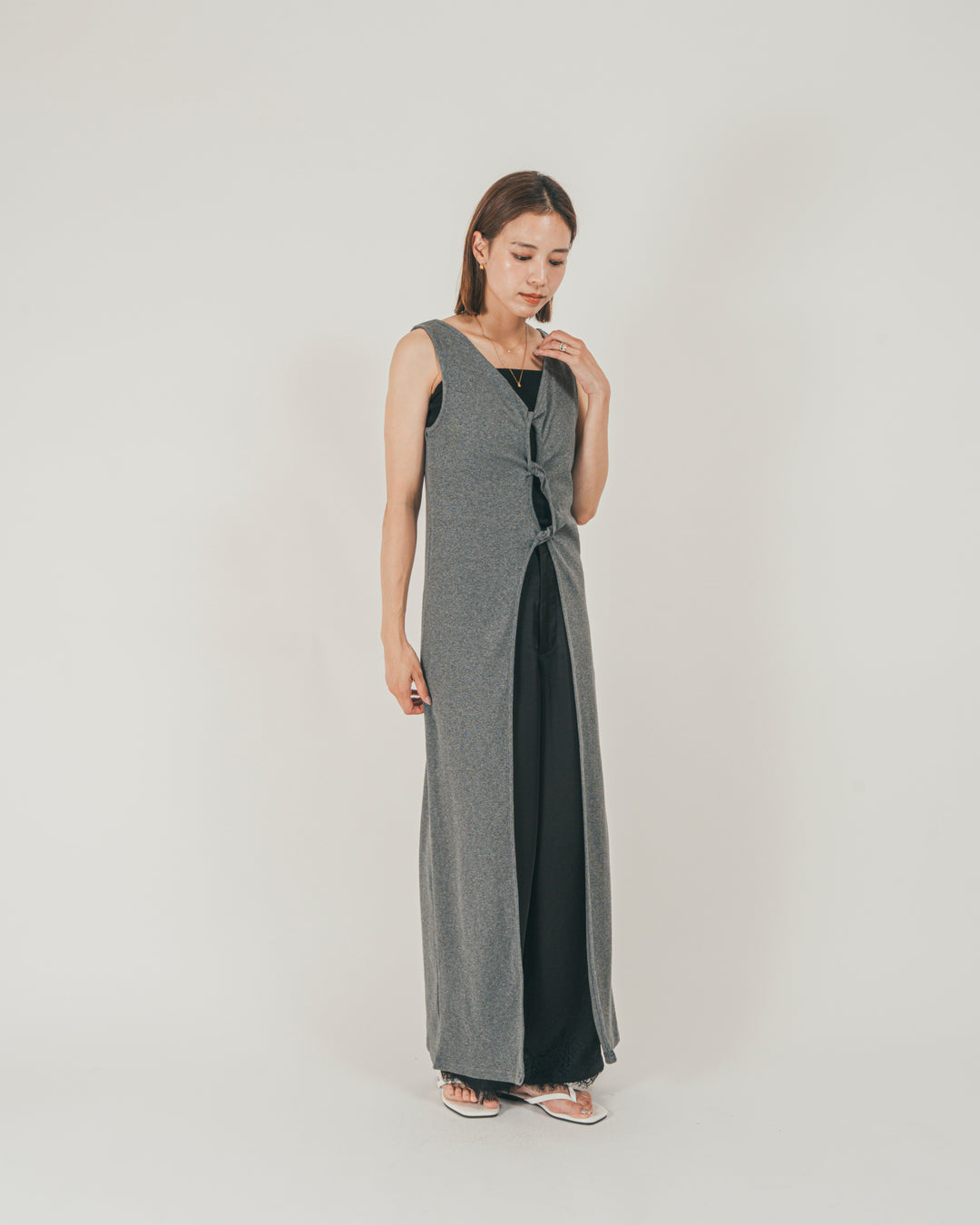 ［SET］フロントデザインジレワンピ + サテン裾レース Relaxパンツ（2SET）