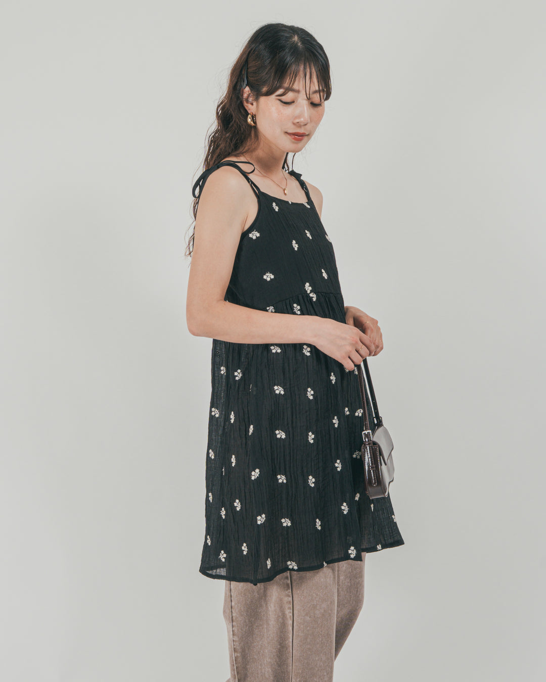 ［SET］ショルダーリボン刺繍Veilキャミ + 10oz サイドタック リラックスデニムパンツ（2SET）