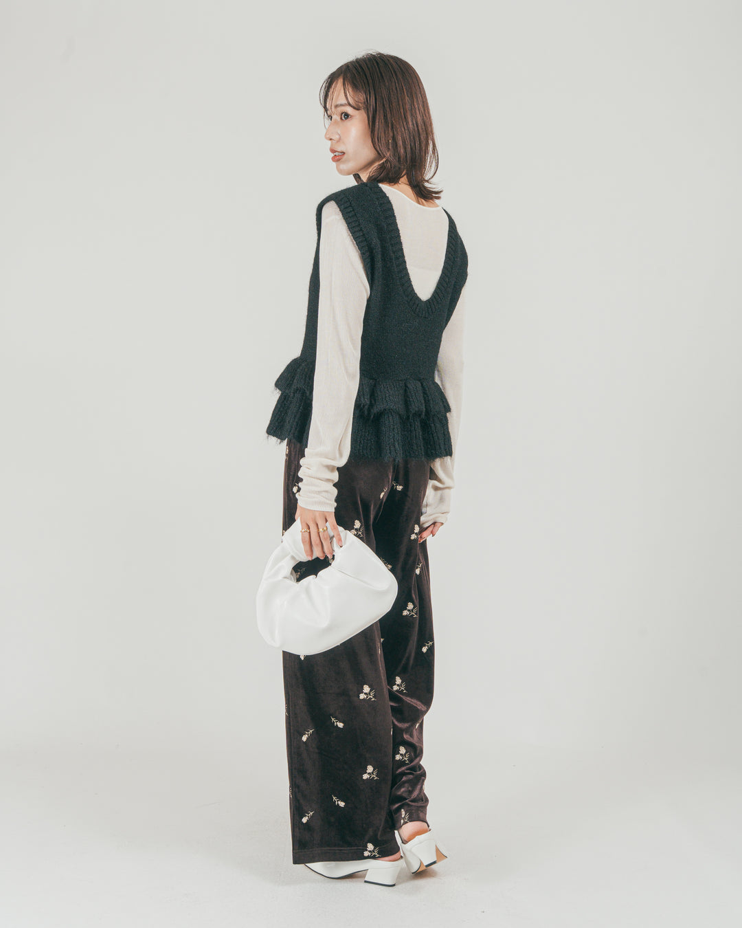 ［SET］2Way モヘアダブルFrillベスト + Flower刺繍 ベロアパンツ（2SET）