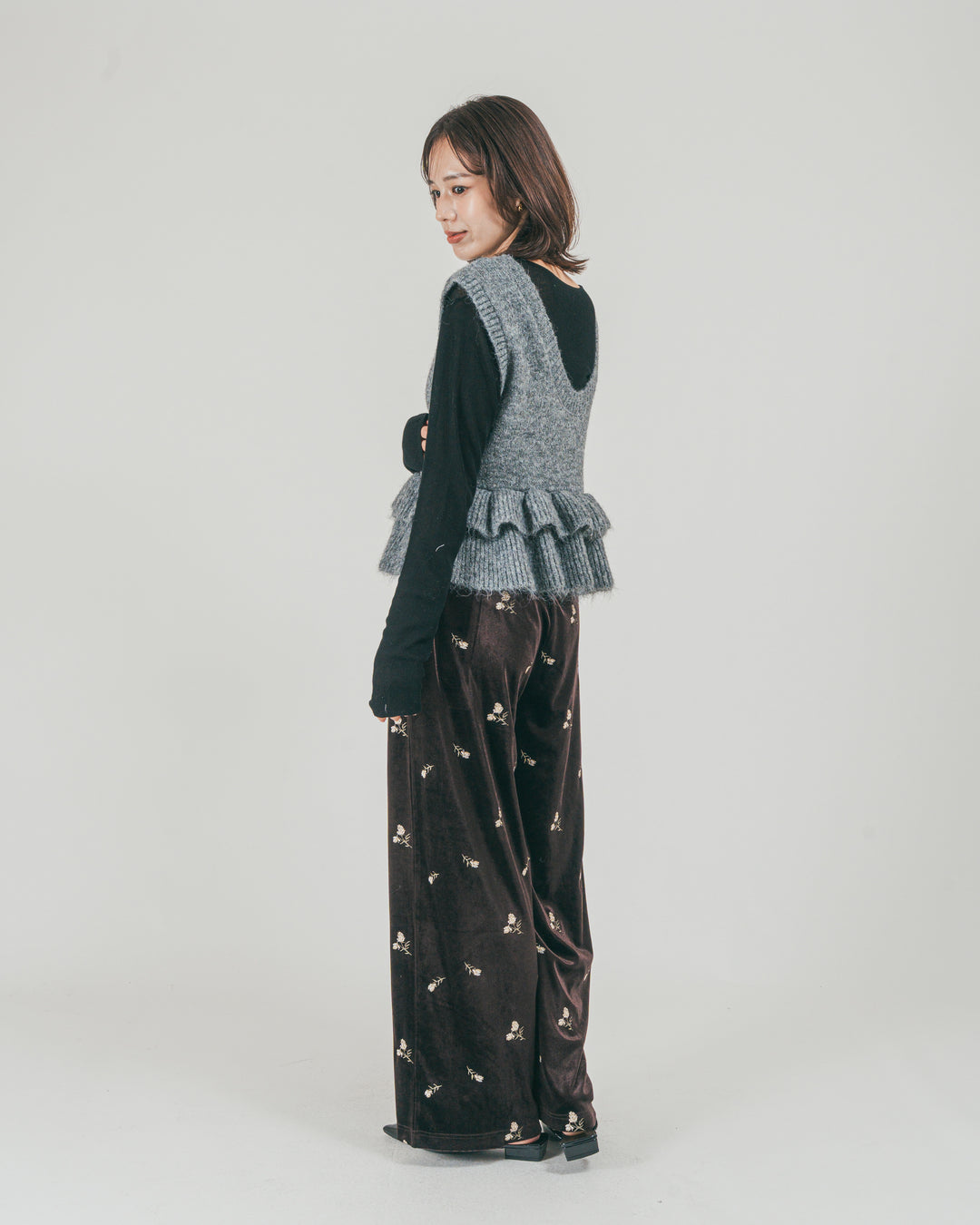 ［SET］2Way モヘアダブルFrillベスト + Flower刺繍 ベロアパンツ（2SET）