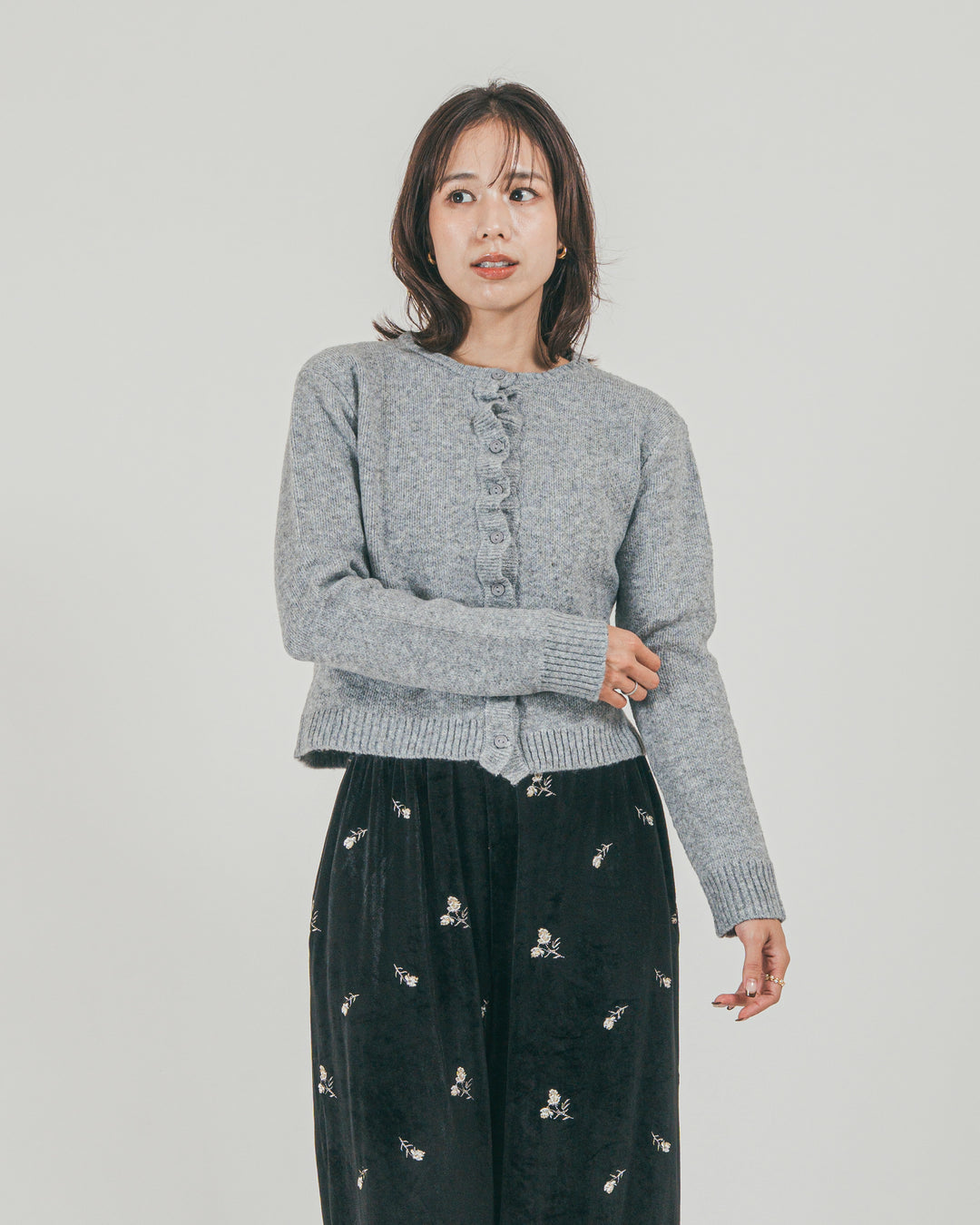 ［SET］フロントフリルメランジニットカーデ + Flower刺繍 ベロアパンツ（2SET）