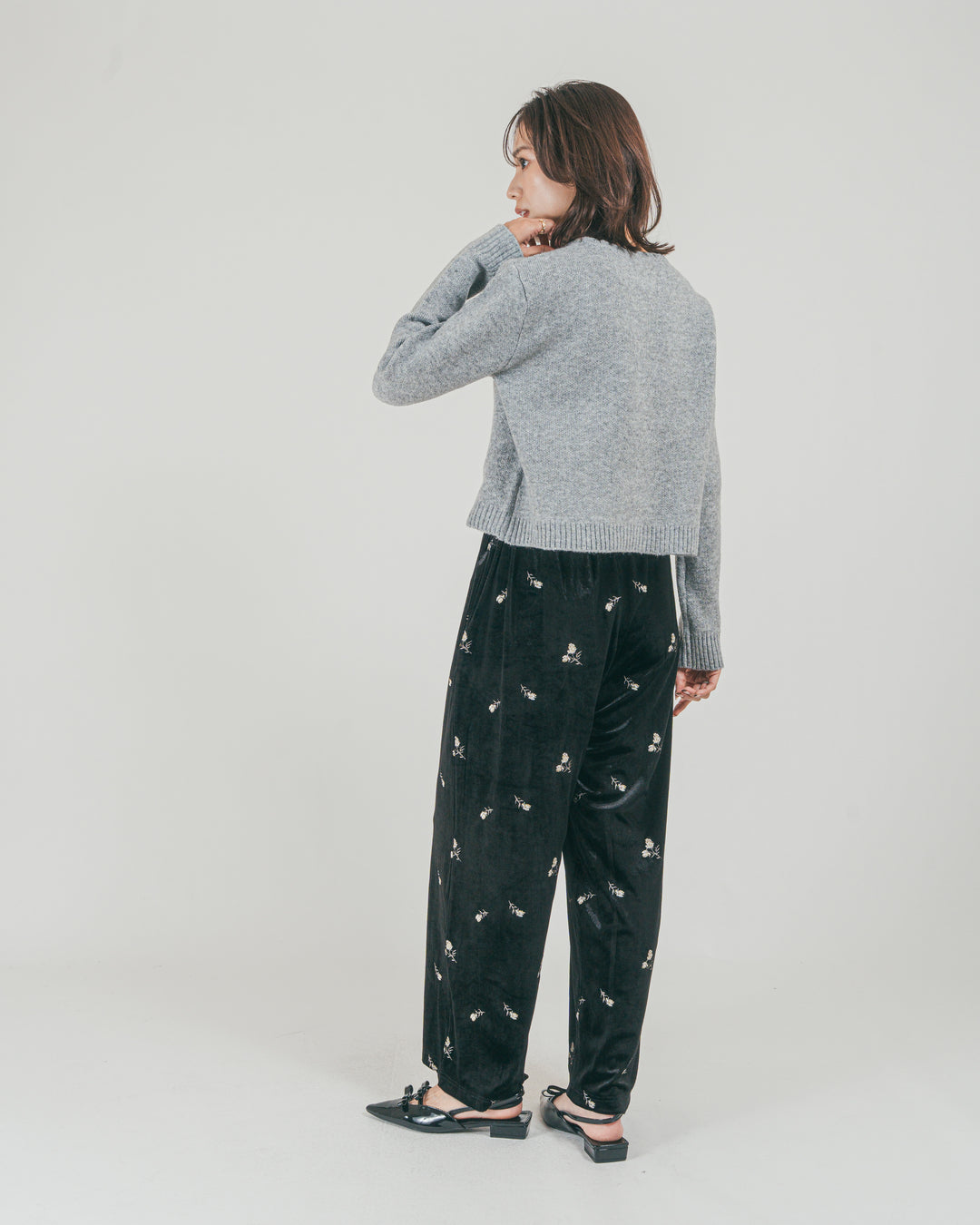 ［SET］フロントフリルメランジニットカーデ + Flower刺繍 ベロアパンツ（2SET）