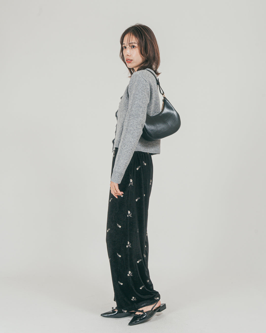 ［SET］フロントフリルメランジニットカーデ + Flower刺繍 ベロアパンツ（2SET）