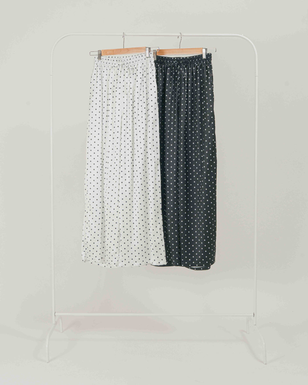 ［SET］フロントデザインジレワンピ + ドットサテンパンツ（2SET）