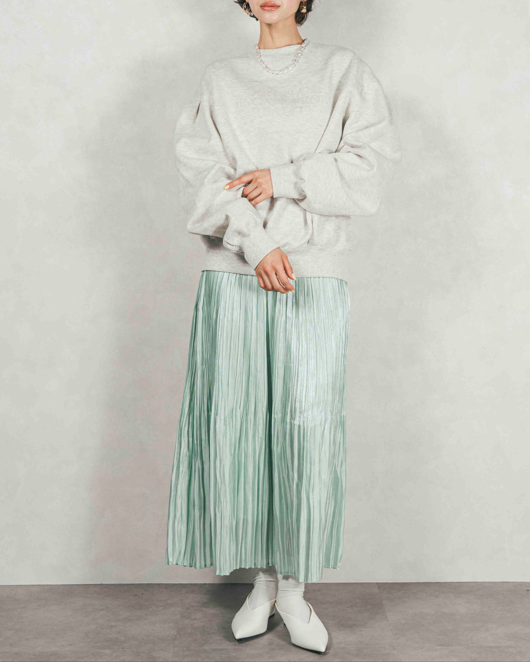 ［SET］裏起毛フロッキーLogoスウェット+シャイニーサテンプリーツスカート（2SET）