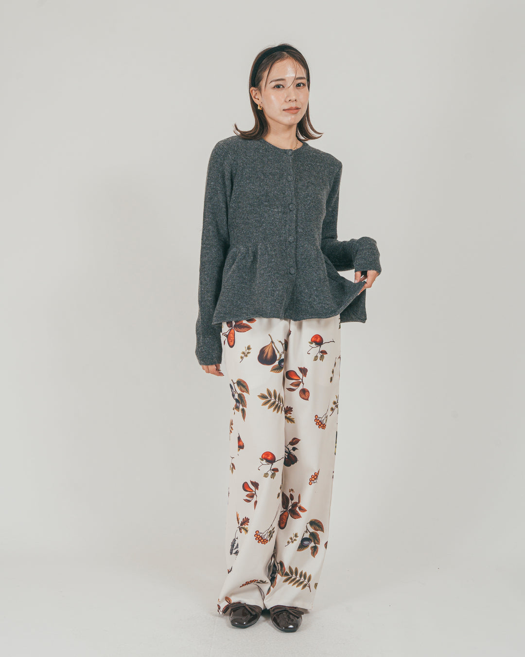 ［SET］ペプラムデザインメランジニットカーデ + Fruitsプリントリラックスパンツ（2SET）