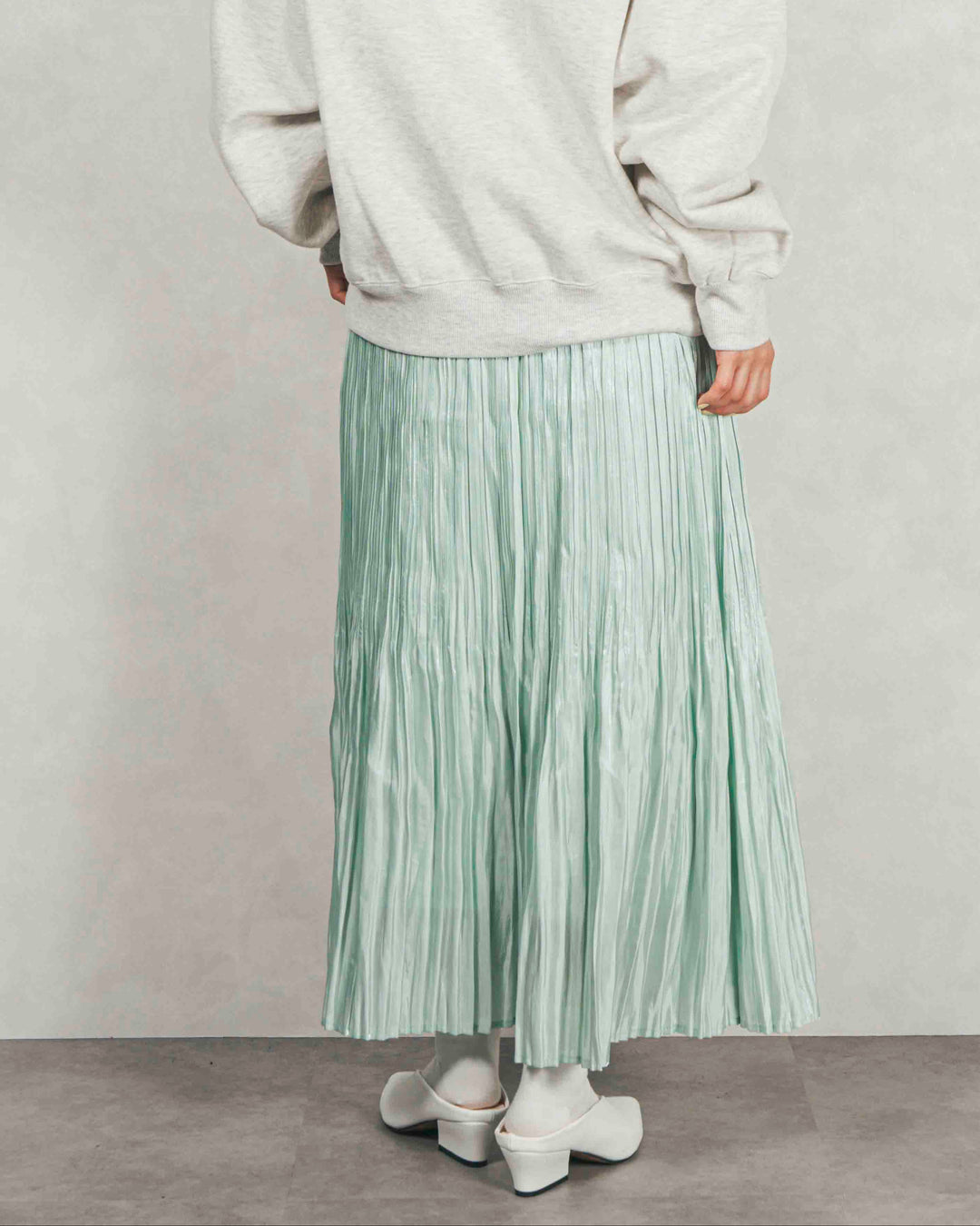 ［SET］裏起毛フロッキーLogoスウェット+シャイニーサテンプリーツスカート（2SET）