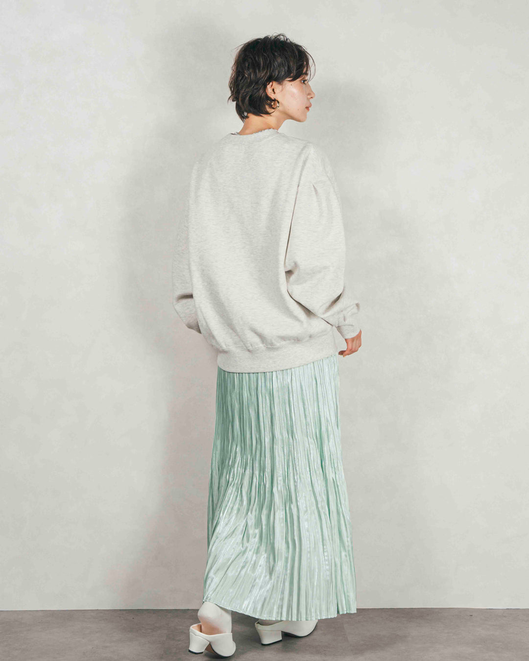 ［SET］裏起毛フロッキーLogoスウェット+シャイニーサテンプリーツスカート（2SET）