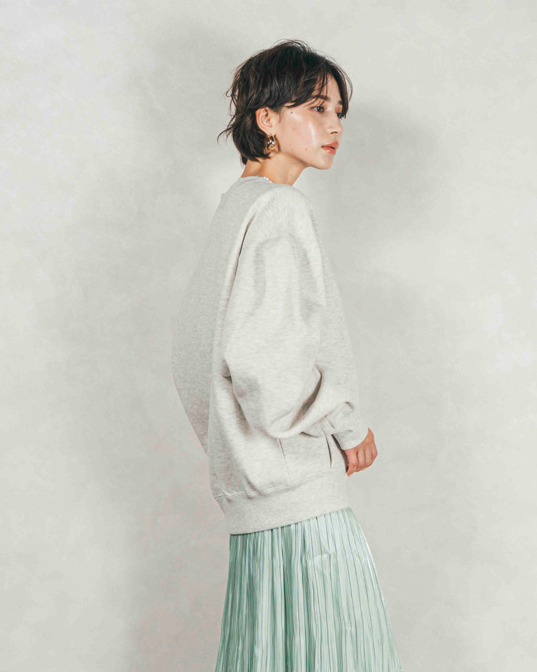 ［SET］裏起毛フロッキーLogoスウェット+シャイニーサテンプリーツスカート（2SET）