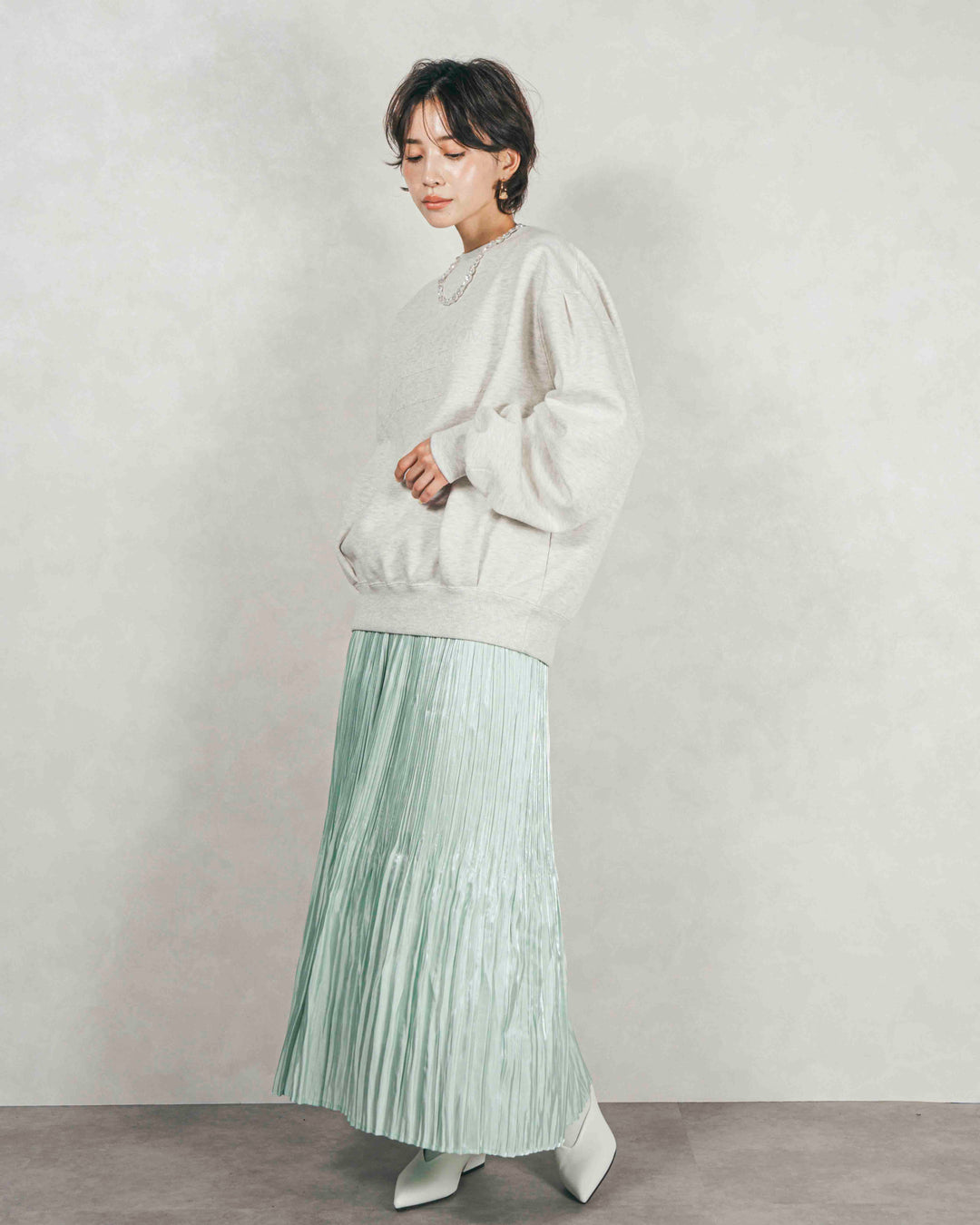 ［SET］裏起毛フロッキーLogoスウェット+シャイニーサテンプリーツスカート（2SET）