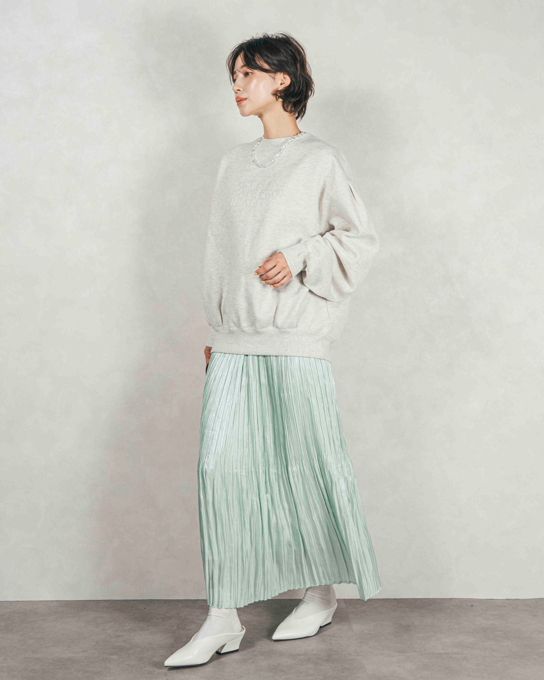 ［SET］裏起毛フロッキーLogoスウェット+シャイニーサテンプリーツスカート（2SET）