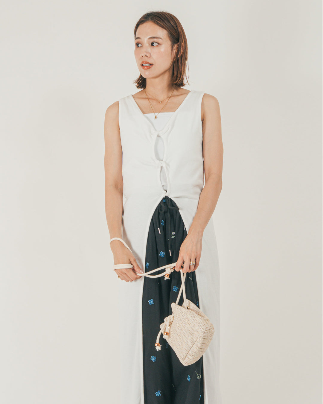 ［SET］フロントデザインジレワンピ + Flower刺繍リラックスパンツ（2SET）