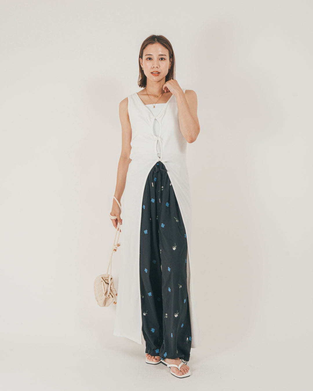 ［SET］フロントデザインジレワンピ + Flower刺繍リラックスパンツ（2SET）