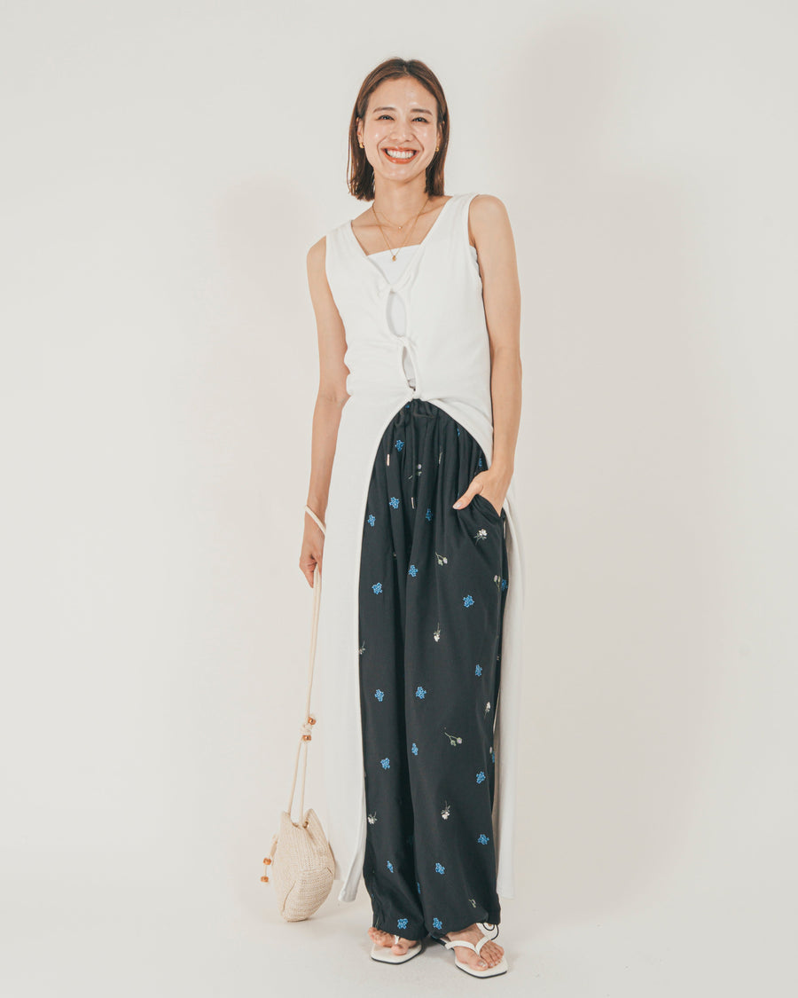 ［SET］フロントデザインジレワンピ + Flower刺繍リラックスパンツ（2SET）