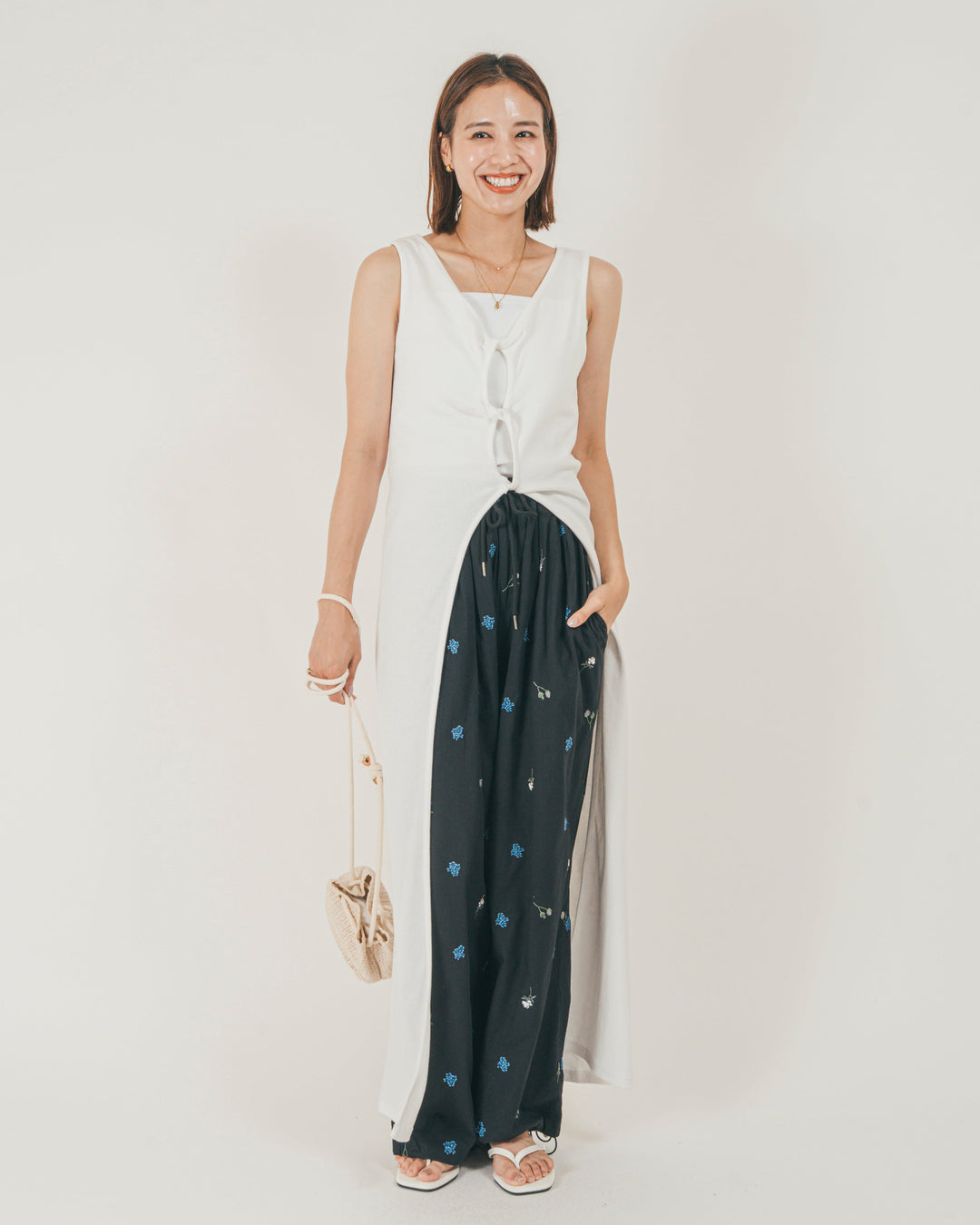 ［SET］フロントデザインジレワンピ + Flower刺繍リラックスパンツ（2SET）