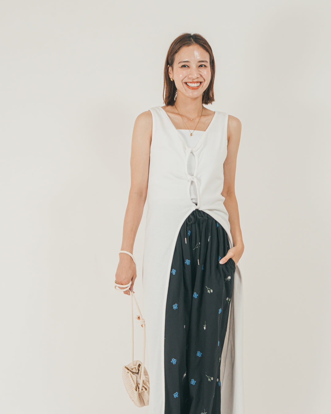 ［SET］フロントデザインジレワンピ + Flower刺繍リラックスパンツ（2SET）