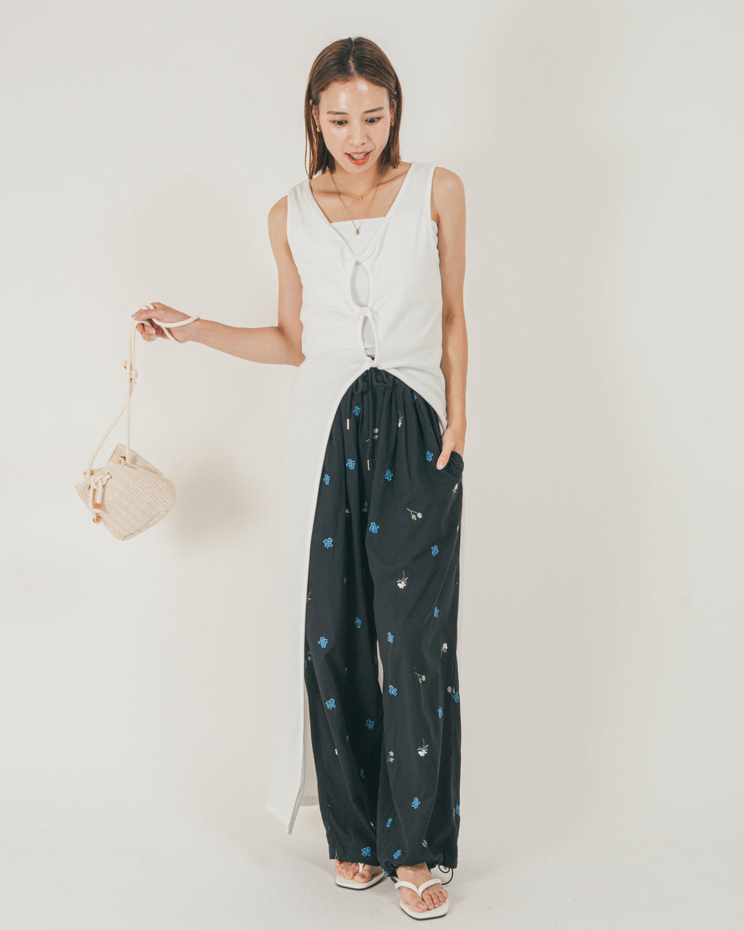 ［SET］フロントデザインジレワンピ + Flower刺繍リラックスパンツ（2SET）