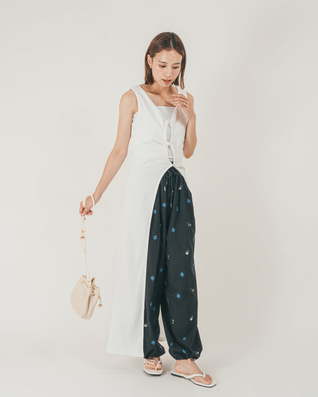 ［SET］フロントデザインジレワンピ + Flower刺繍リラックスパンツ（2SET）
