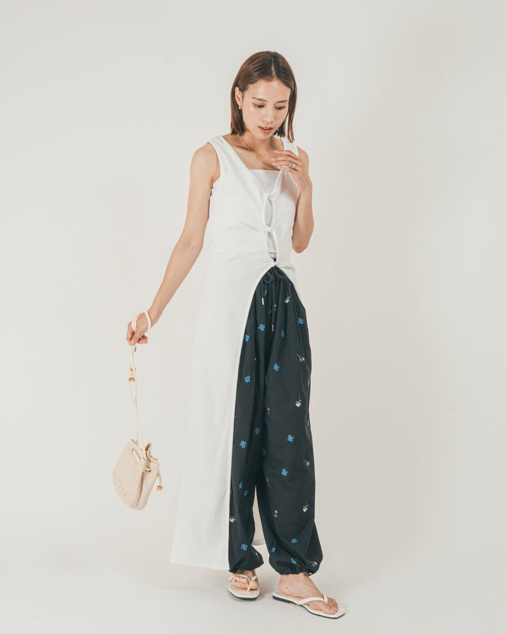 ［SET］フロントデザインジレワンピ + Flower刺繍リラックスパンツ（2SET）