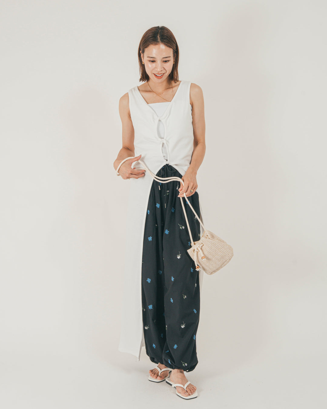 ［SET］フロントデザインジレワンピ + Flower刺繍リラックスパンツ（2SET）