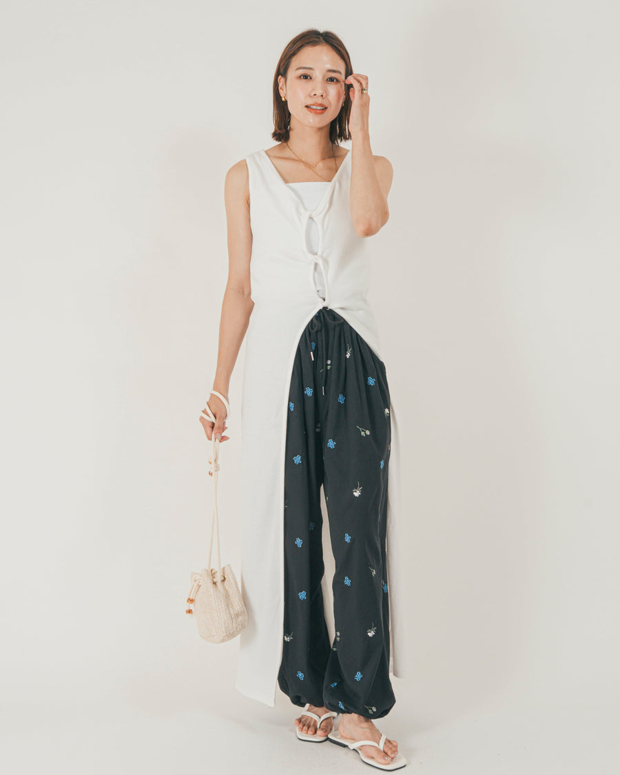 ［SET］フロントデザインジレワンピ + Flower刺繍リラックスパンツ（2SET）
