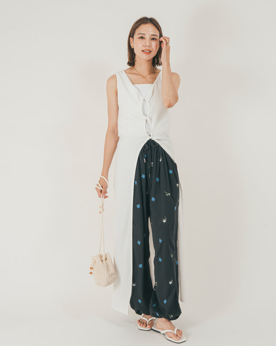 ［SET］フロントデザインジレワンピ + Flower刺繍リラックスパンツ（2SET）