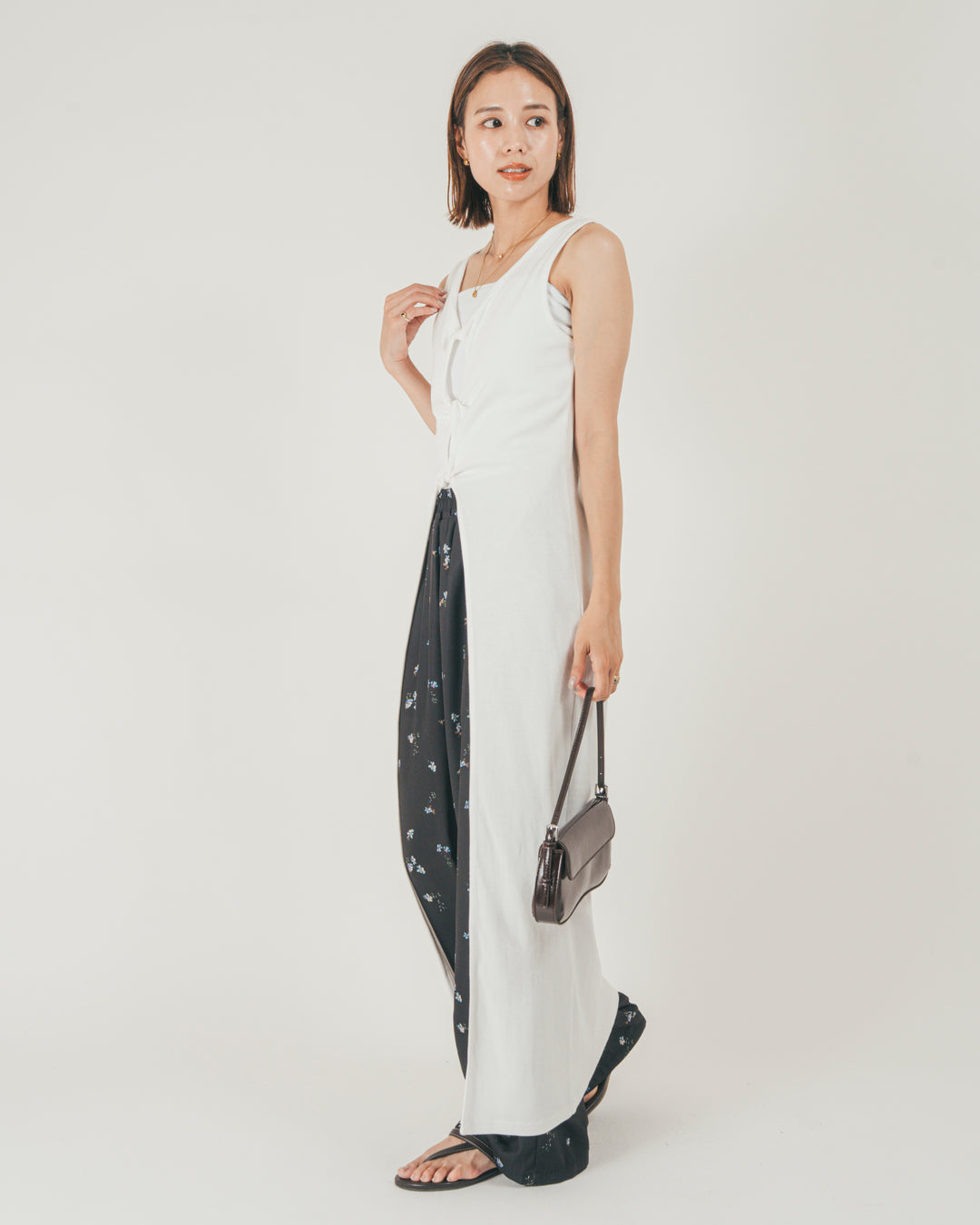 ［SET］フロントデザインジレワンピ + Flower刺繍リラックスパンツ（2SET）