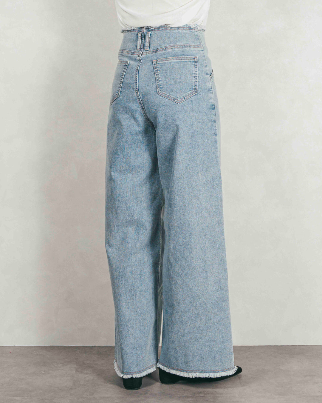 センターシーム リラックスカラーデニム (BLEACH)