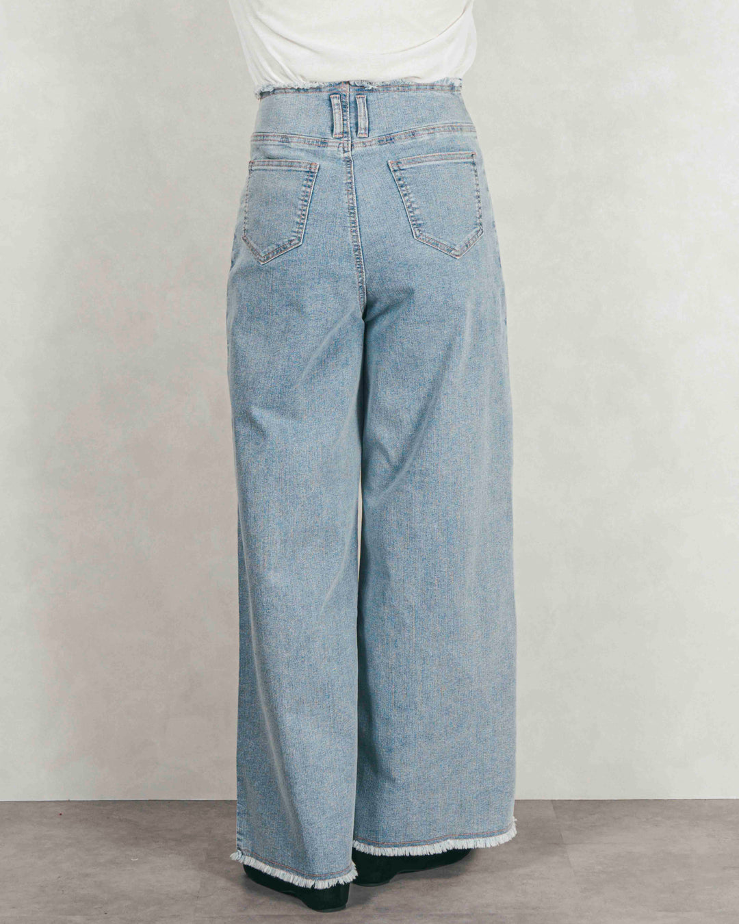 センターシーム リラックスカラーデニム (BLEACH)