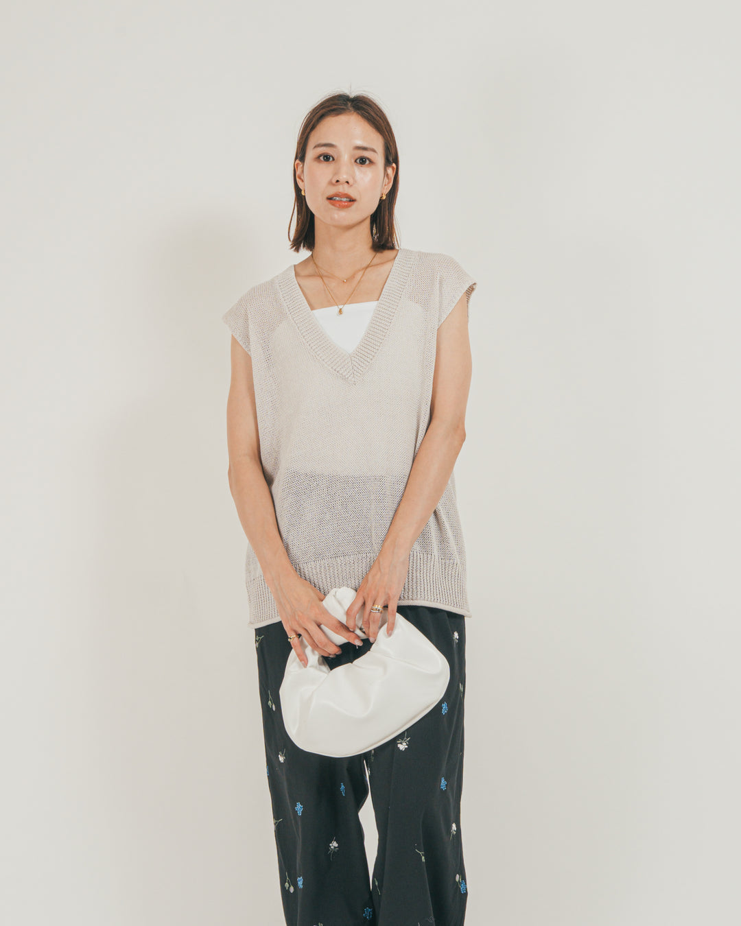［SET］ドライタッチ Vネックサマーニットベスト + Flower刺繍リラックスパンツ（2SET）