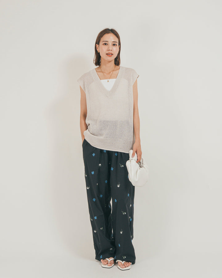 ［SET］ドライタッチ Vネックサマーニットベスト + Flower刺繍リラックスパンツ（2SET）