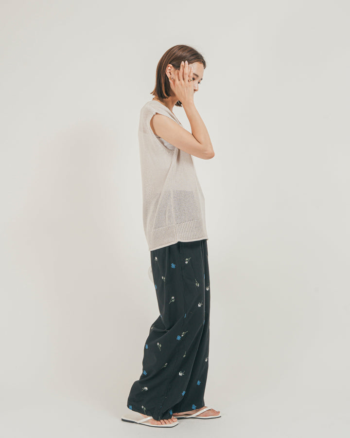 ［SET］ドライタッチ Vネックサマーニットベスト + Flower刺繍リラックスパンツ（2SET）